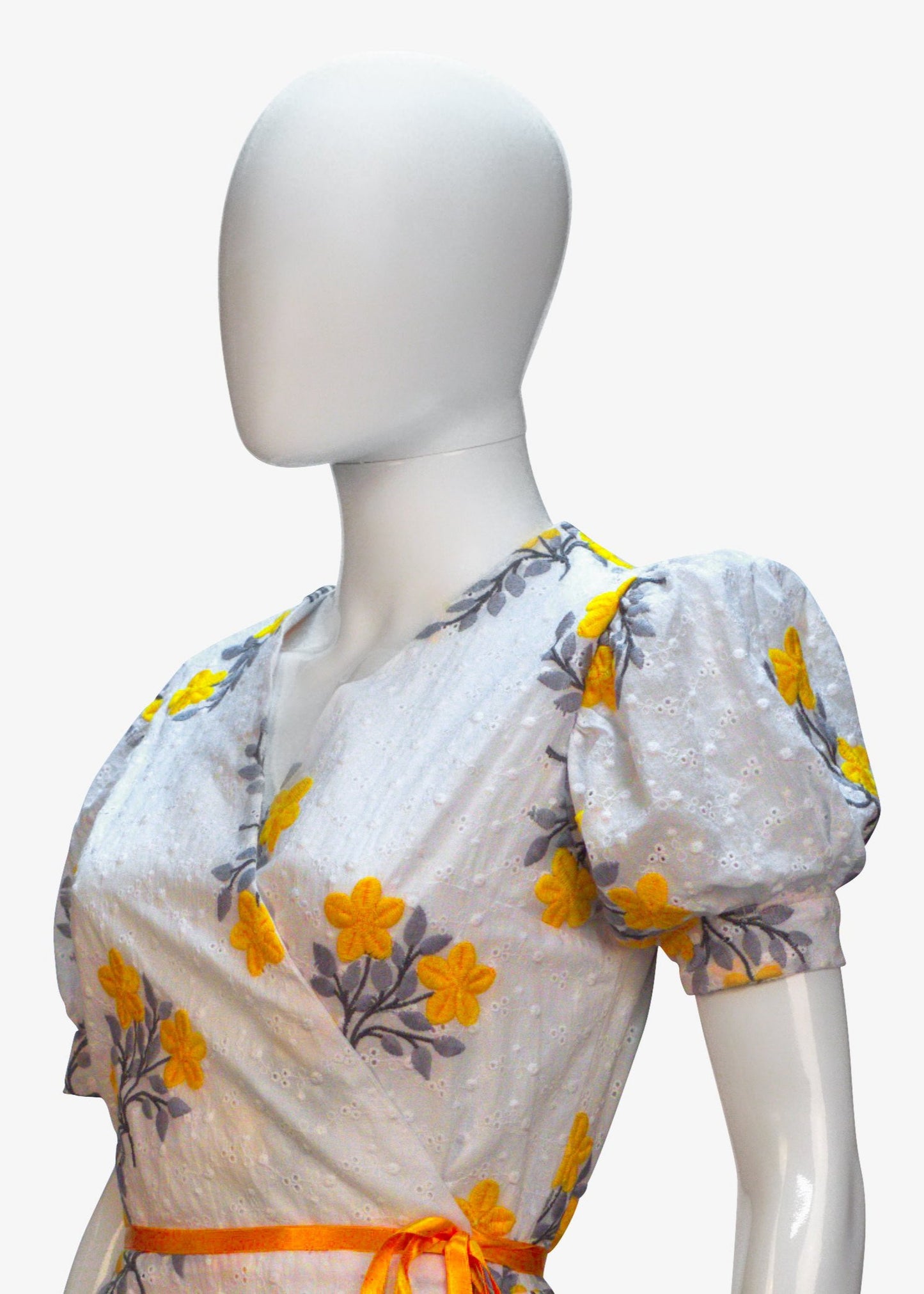 Robe brodée de fleurs