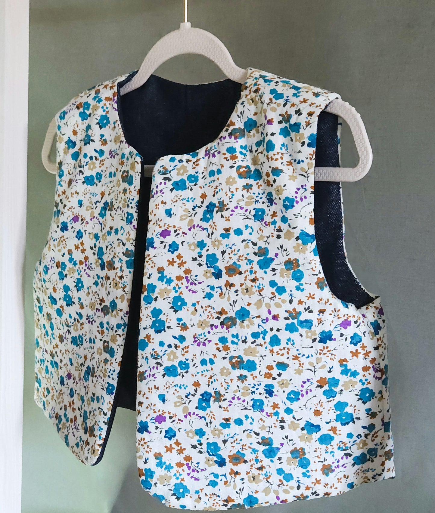 Flower lining kid sleeveless coat