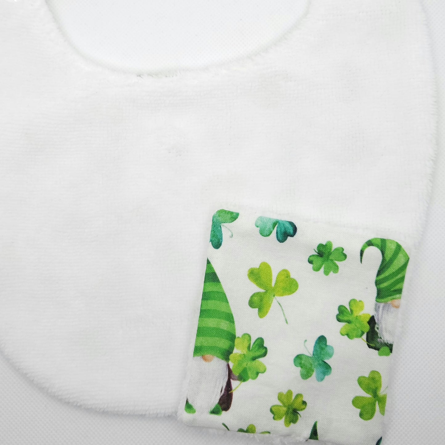  green elf and clover pattern wipe