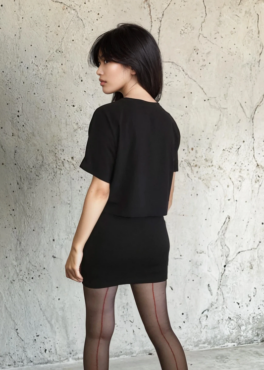 Woman wearing a black Cropped t-shirt 